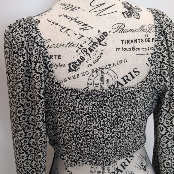 AMERICAN EAGLE | Women's Black/White Floral Long Sleeved Smocked Back Crop Top - Picture 6 of 6